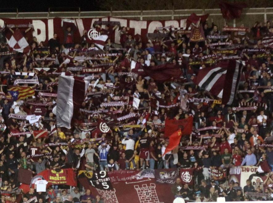 Un muro amaranto «Portate allo stadio sciarpe e bandiere» 