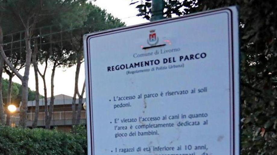 Restano chiusi nel parco pubblico di via Cattaneo