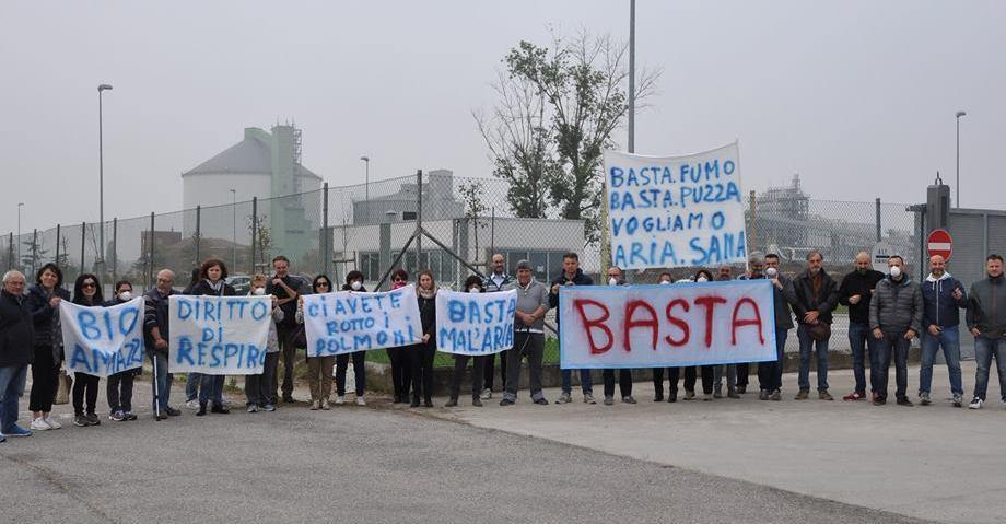 Massa Finalese: i cittadini “sequestrano” l’inceneritore dell’Enel 