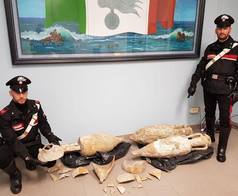Pavullo. Antiche anfore, munizioni e armi da 007: arrestato 