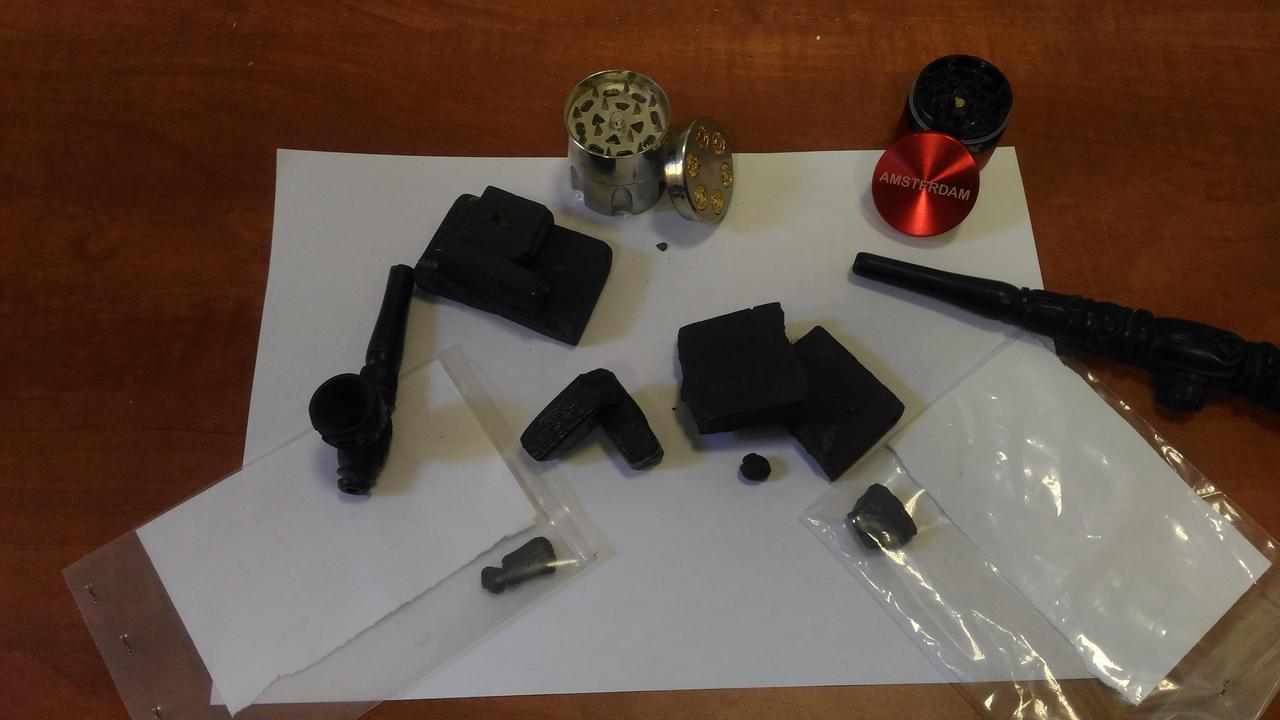 Due denunce per spaccio in centro, sequestrato un etto di hashish