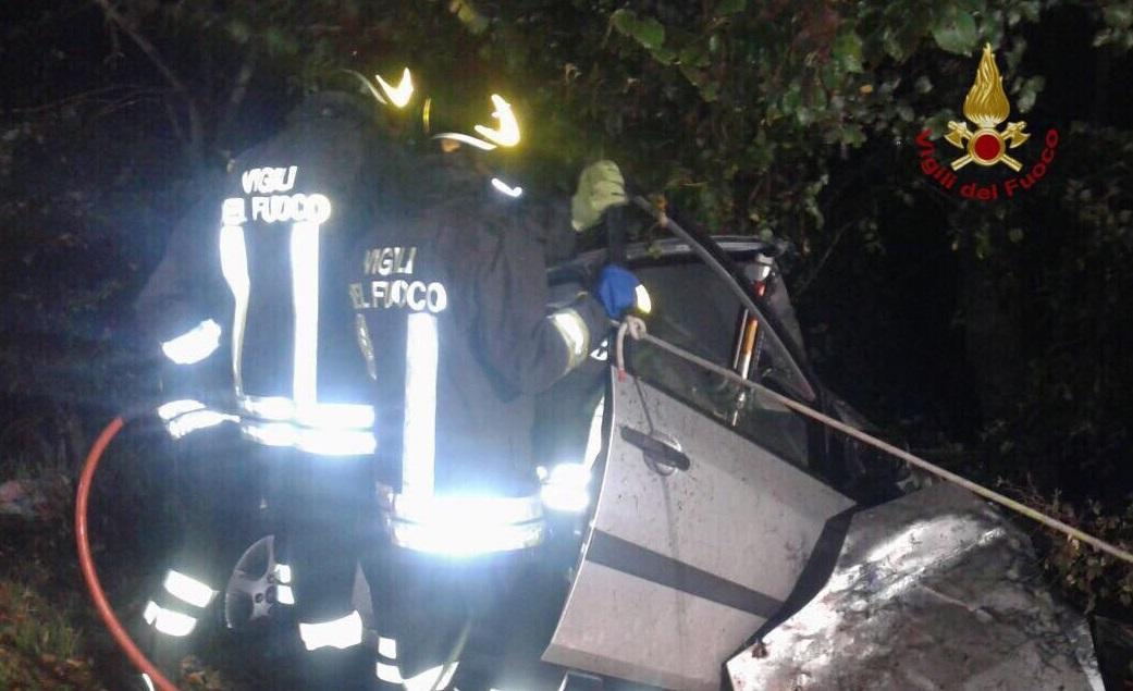 I vigili del fuoco intervenuti nell'incidente mortale (foto d'archivio)