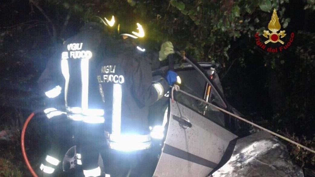 I vigili del fuoco intervenuti nell'incidente mortale (foto d'archivio)