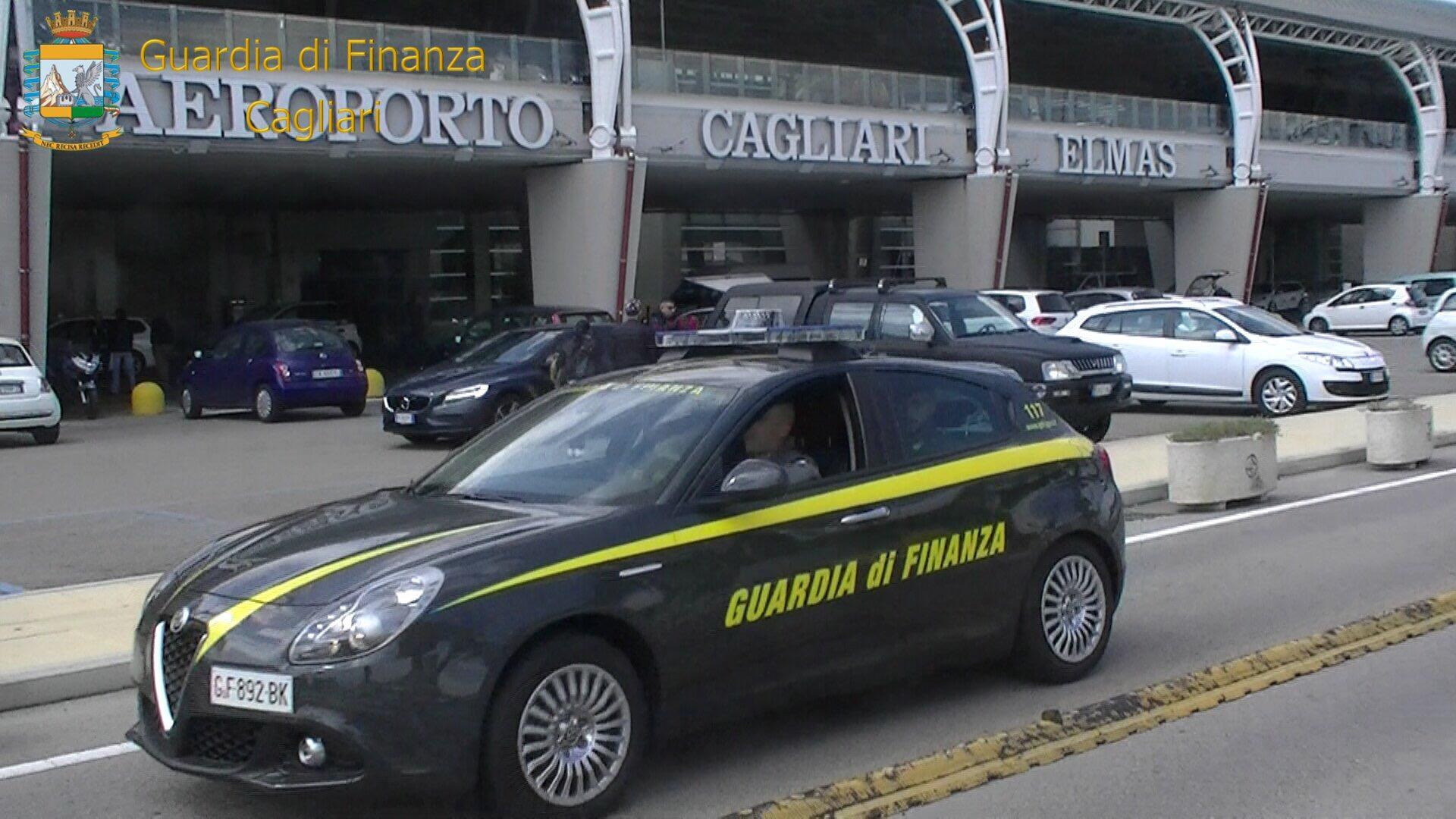 Sbarcano a Elmas con la droga, due persone segnalate