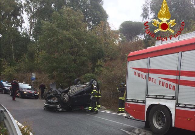Nuoro, l'auto si ribalta in curva: un ferito