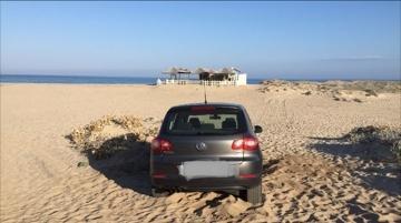 Valledoria, “prova” il 4x4 in spiaggia e si insabbia 