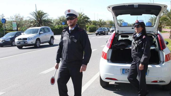 Abbatte il semaforo dopo una folle corsa in contromano