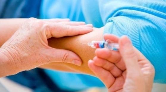 Un medico sottopone un paziente a un vaccino contro la meningite C (foto d'archivio)