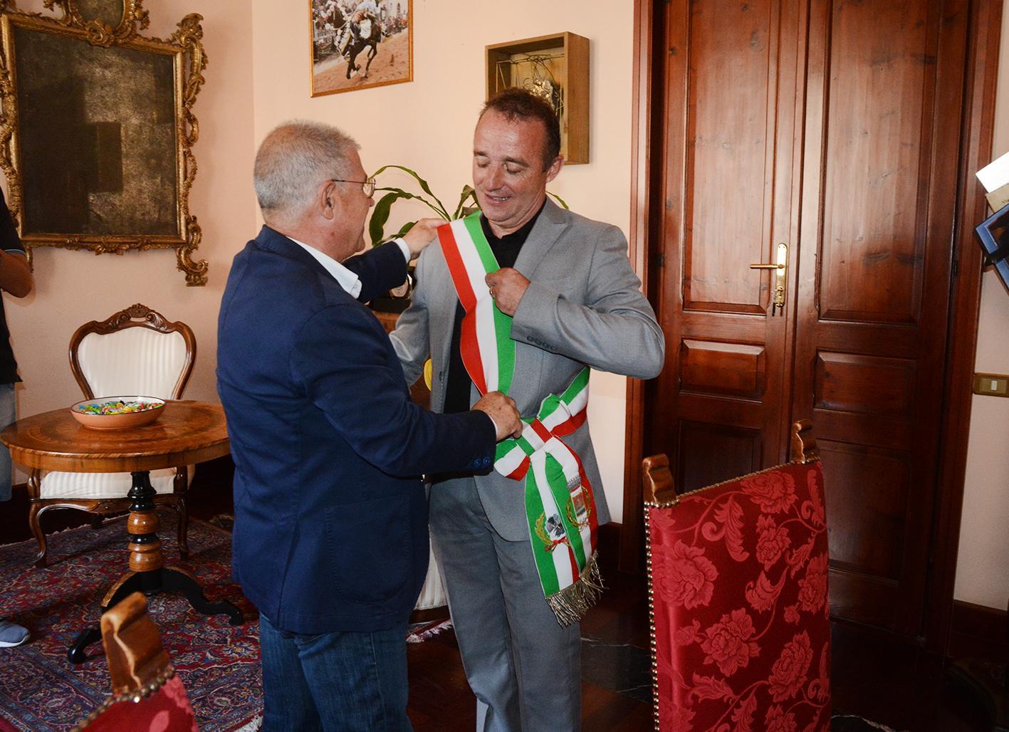 Guido Tendas e Andrea Lutzu sorridenti al passaggio di consegne