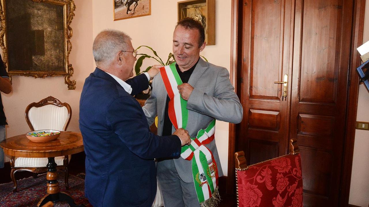 Guido Tendas e Andrea Lutzu sorridenti al passaggio di consegne