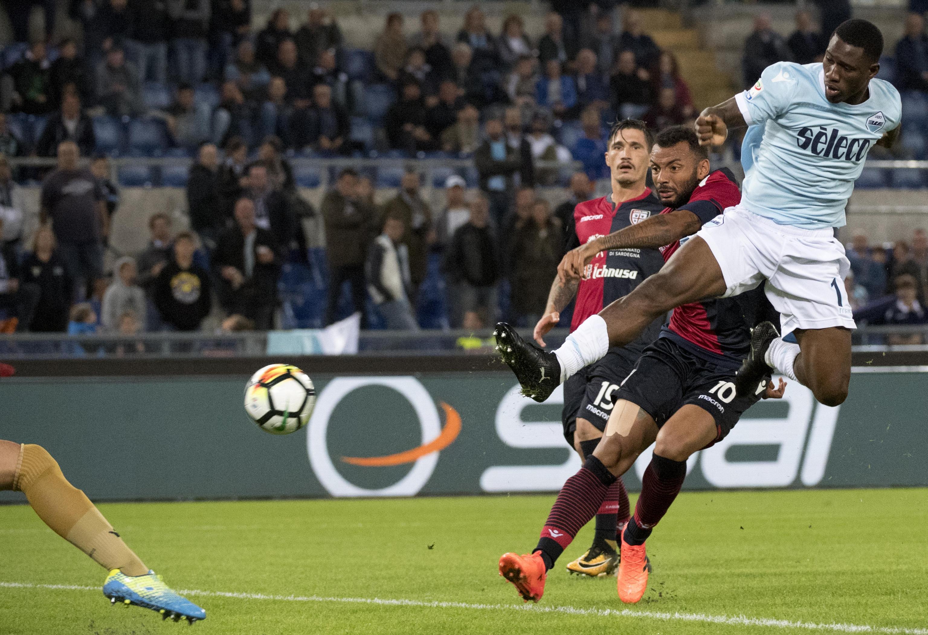 Il Cagliari travolto dalla Lazio, 3-0 all'Olimpico