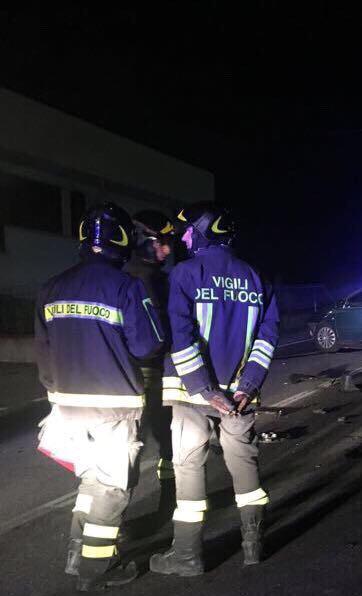 Piomba contro tre auto in sosta 