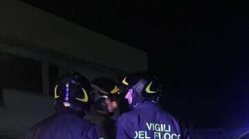 Piomba contro tre auto in sosta