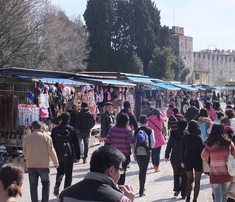 Bancarelle in largo Griffi si apre uno spiraglio 