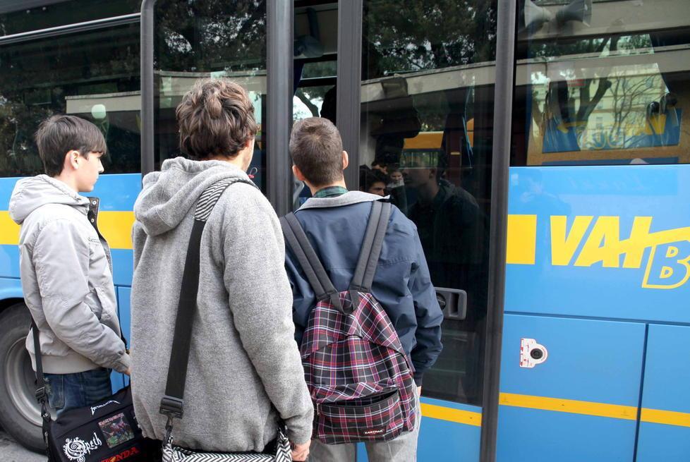 Studenti lasciati di nuovo a piedi dall’autobus