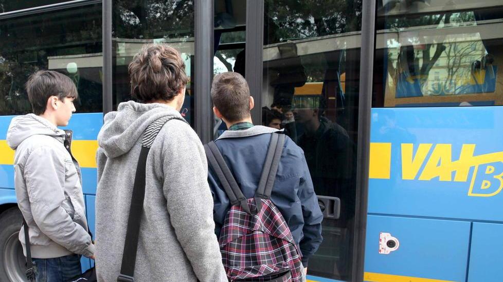 Studenti lasciati di nuovo a piedi dall’autobus