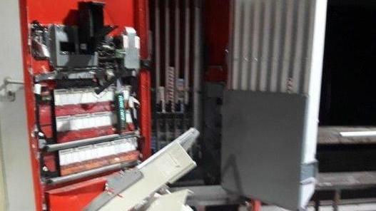 Assalto di notte al distributore di sigarette