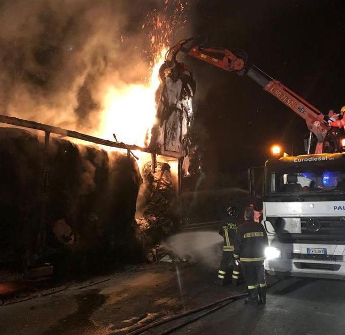 Camion a fuoco in autostrada disagi al traffico 