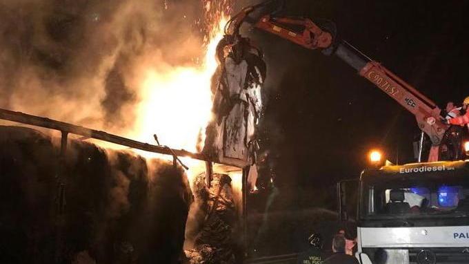 Camion a fuoco in autostrada disagi al traffico