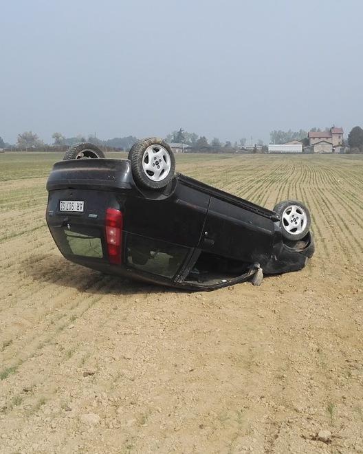 Vola fuori strada e si ribalta con auto: un giovane ferito