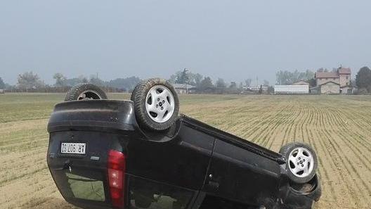 Vola fuori strada e si ribalta con auto: un giovane ferito