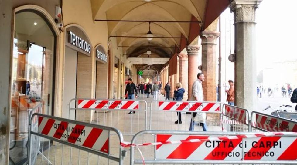 Intonaco si stacca dal soffitto Portico transennato dai vigili