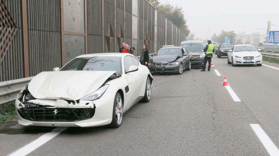 Incidente a cinque con Ferrari