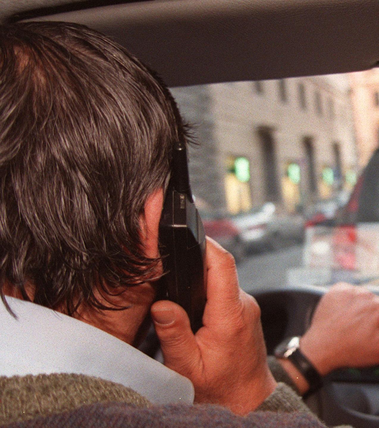 Lotta al cellulare in auto