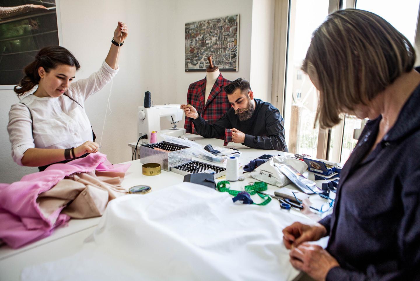 Giovani a scuola di moda e sartoria