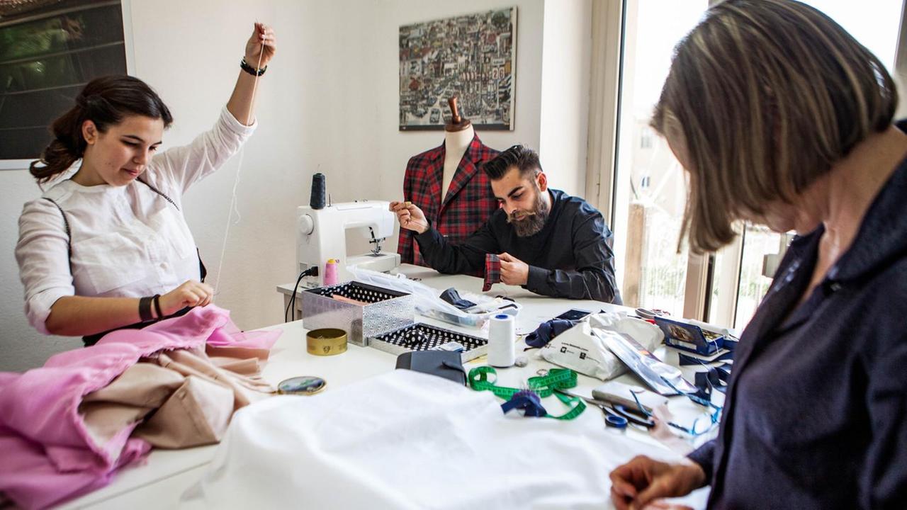 Giovani a scuola di moda e sartoria