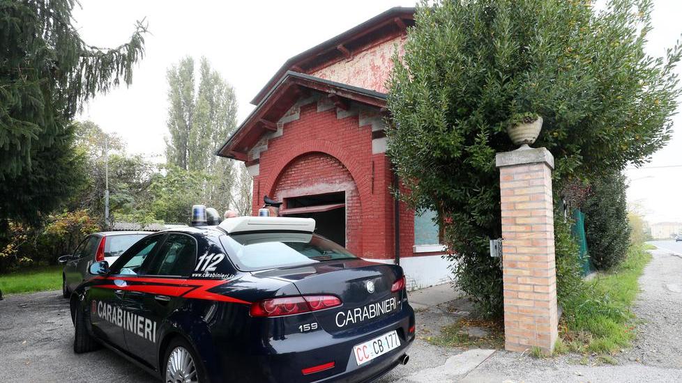 Giovani sorpresi a rubare nella casa cantoniera