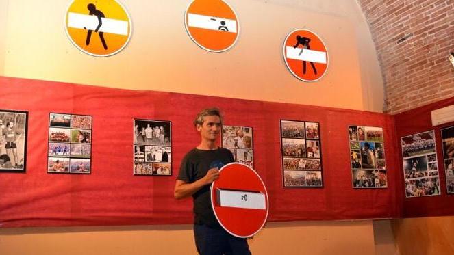 Cartelli-opere d'arte, Clet a Livorno con la sua personale