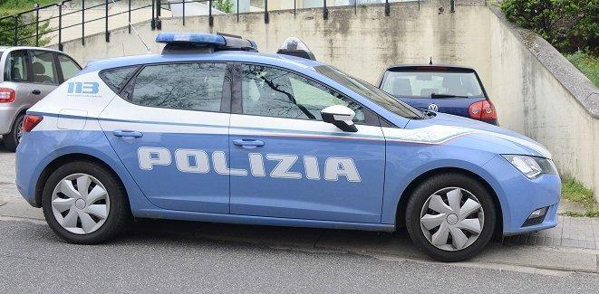 Minaccia e picchia i genitori col manico di una scopa: 39enne in manette