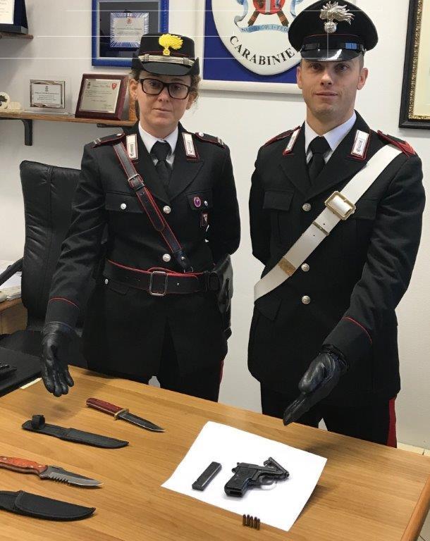 I carabinieri con la pistola e i coltelli sequestrati