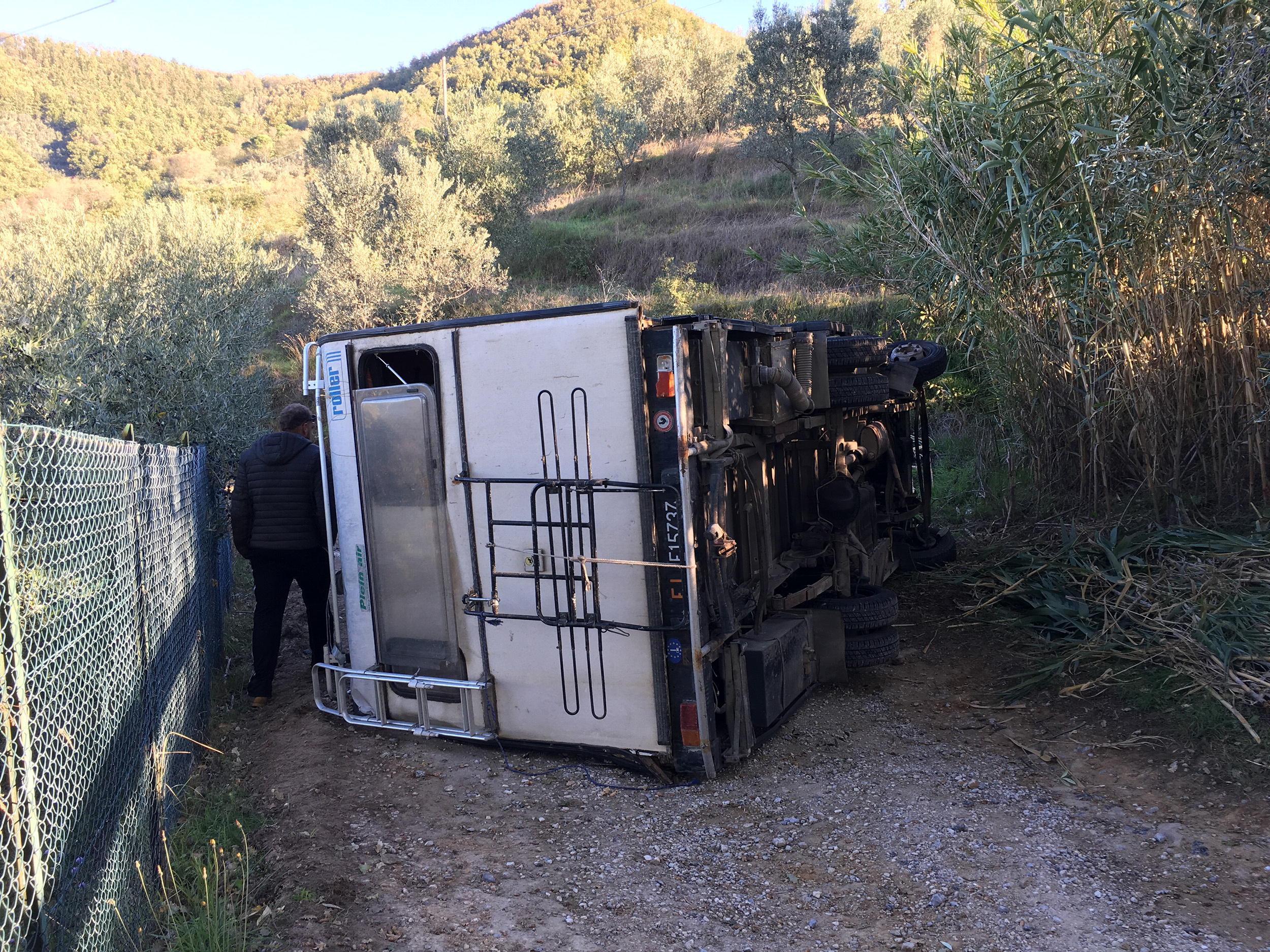 Il caravan ribaltato in mezzoalla strada (Foto Nucci)
