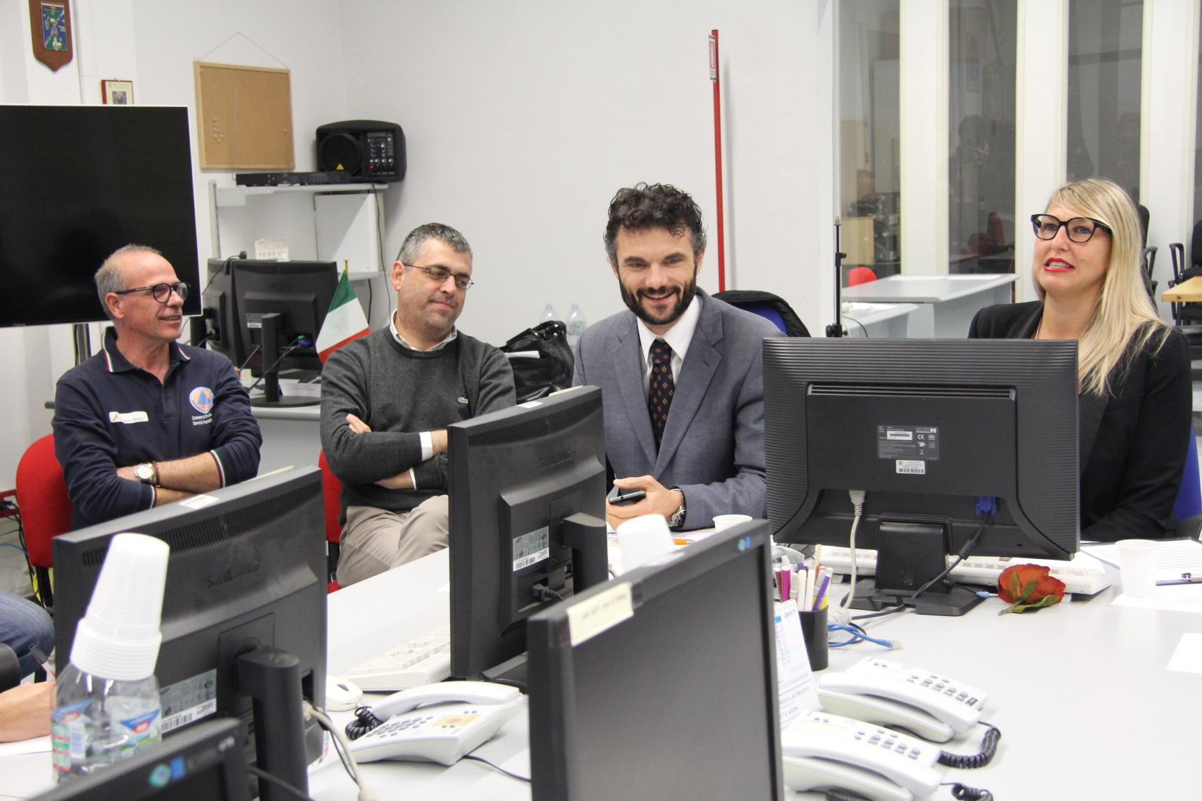 Il sindaco Matteo Biffoni all'interno della sede della Protezione civile (foto Batavia)