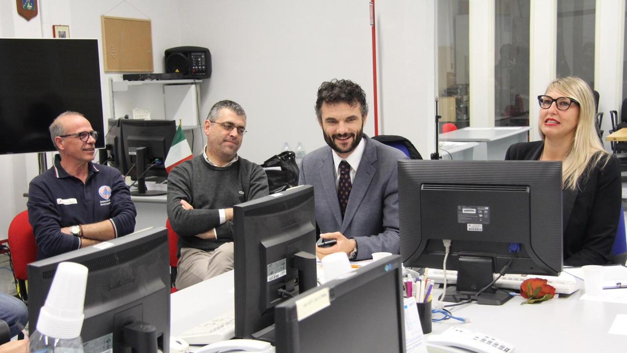 Il sindaco Matteo Biffoni all'interno della sede della Protezione civile (foto Batavia)