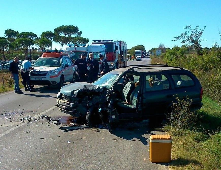 Una delle due auto coinvolte nell'incidente (foto vigili del fuoco)