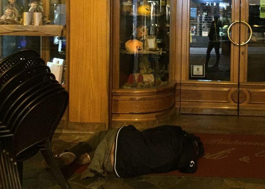 Il clochard in via Del Giglio (Foto Agenzia Carlo Sestini)