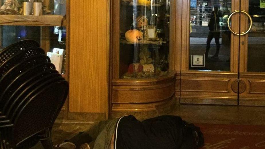 Il clochard in via Del Giglio (Foto Agenzia Carlo Sestini)
