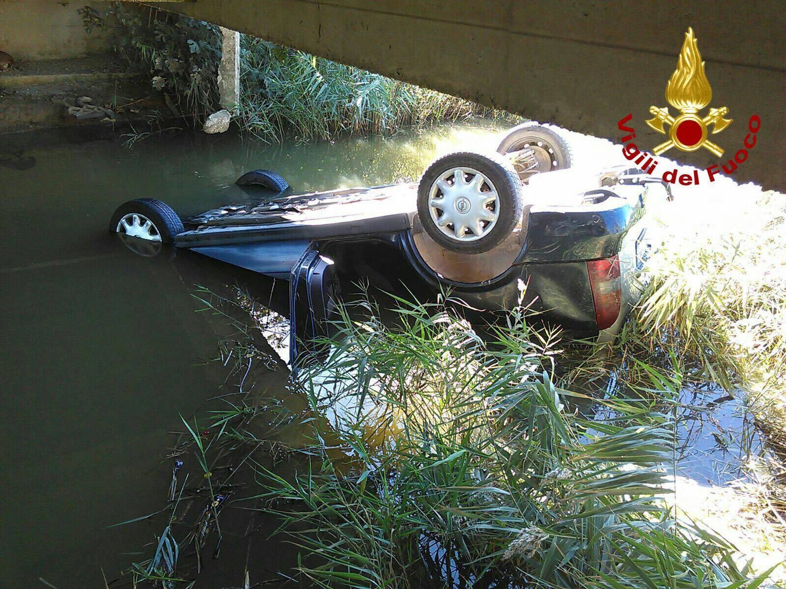 Finisce in un canale con l'auto: salvato 80enne