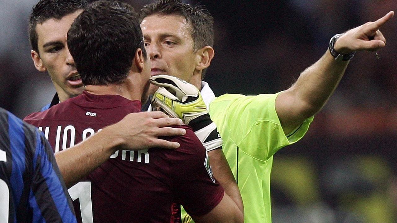 Gianluca Rocchi in un deciso faccia a faccia con un giocatore
