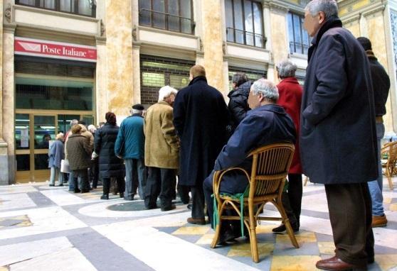 Pensionati in coda alle poste (foto d'archivio)