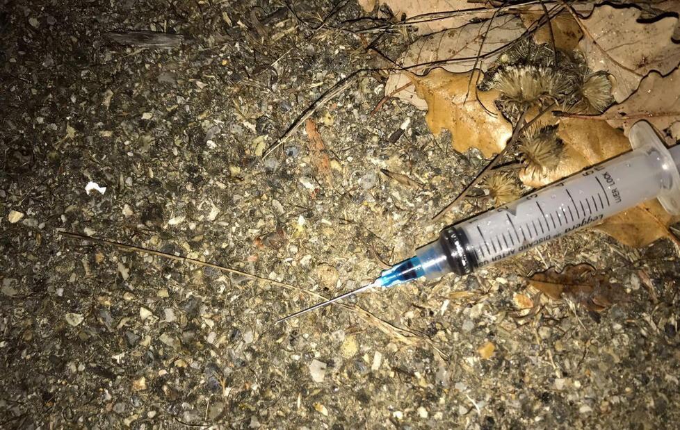 Operaio addetto alla raccolta rifiuti si buca con una siringa usata 