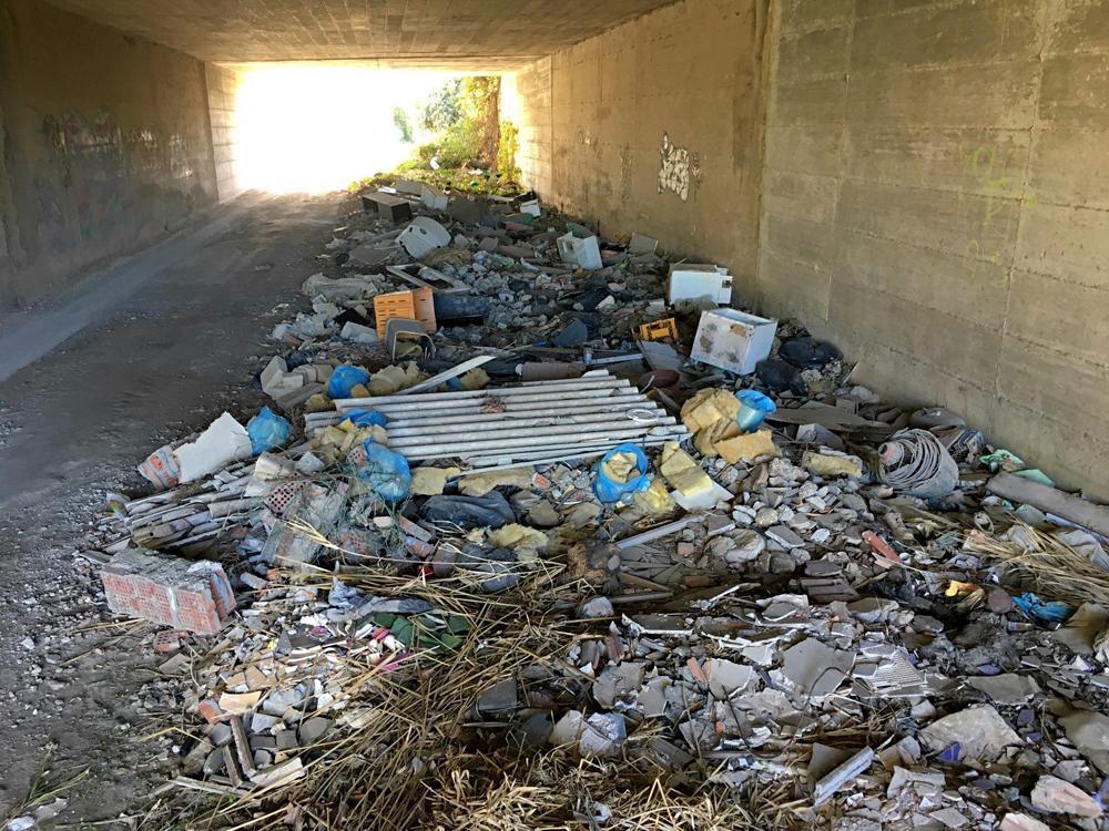 Fiume di rifiuti sotto la Variante - Le foto