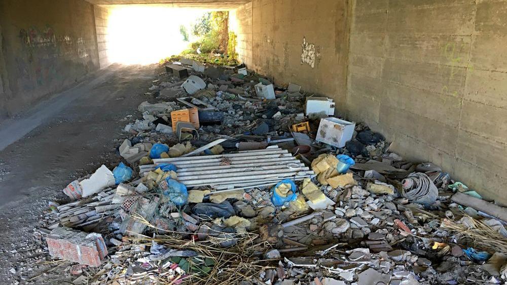 Fiume di rifiuti sotto la Variante - Le foto