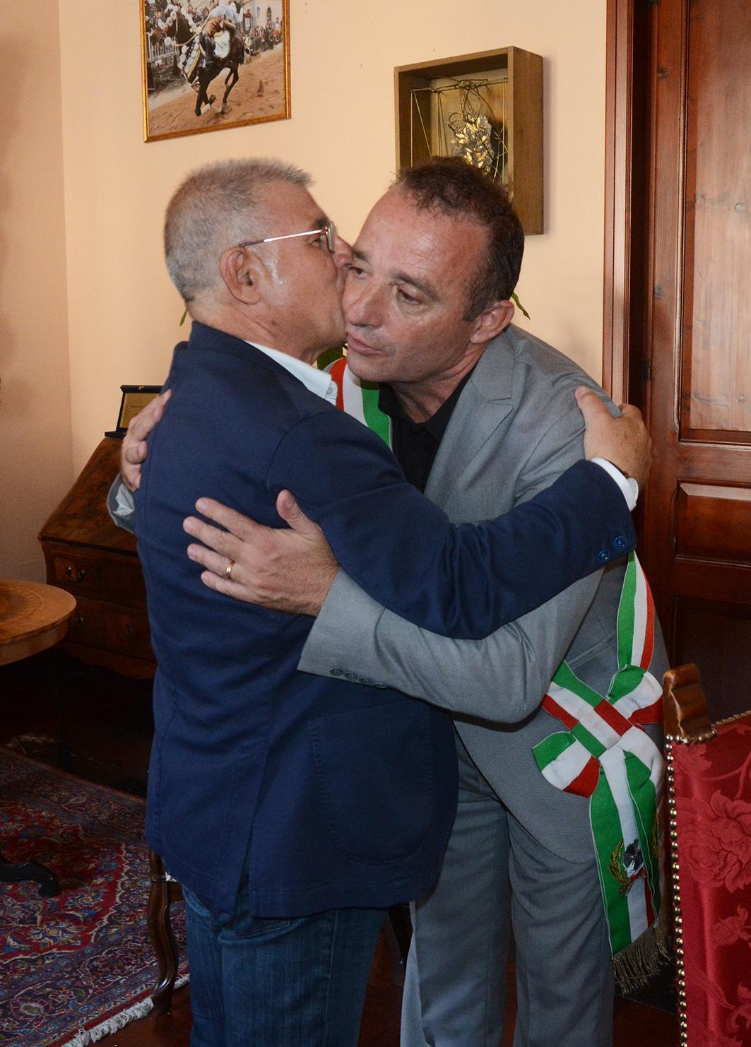 Il passaggio di consegne tra Guido Tendas e Andrea Lutzu