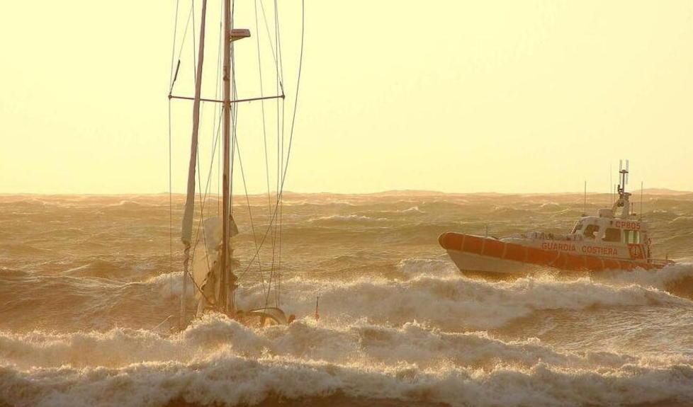 Un momento dei soccorsi in mare aperto in uno scatto realizzato da Sandro Leonelli