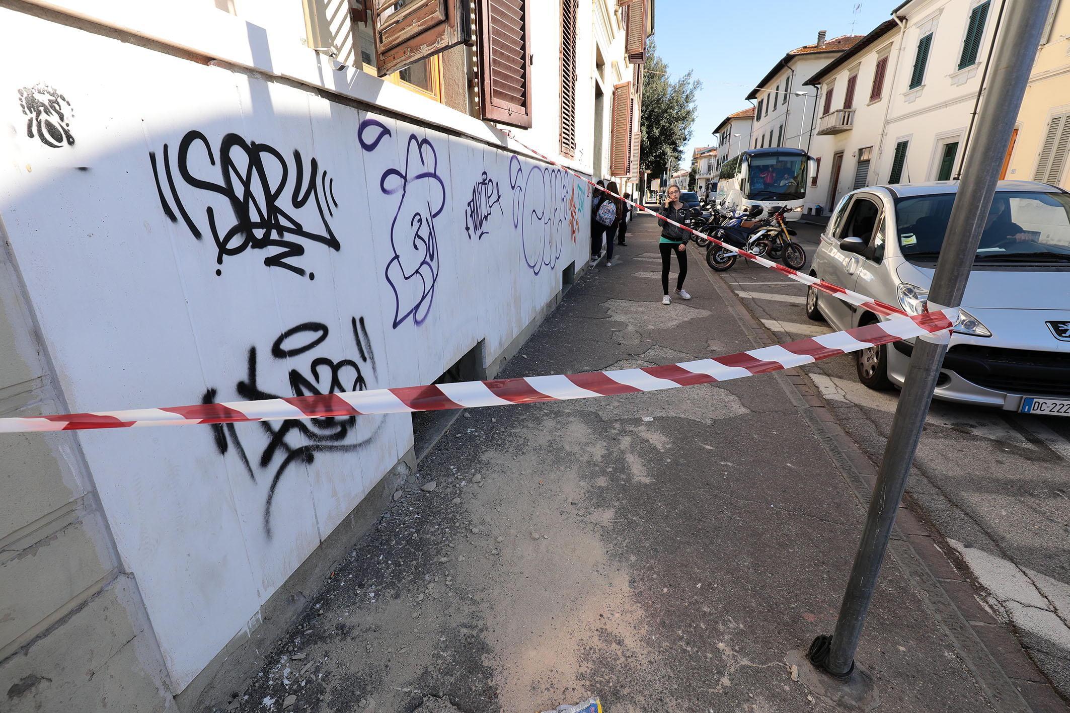 I pezzi di cornicione sono piombati sull’asfalto (Foto Agenzia Carlo Sestini)