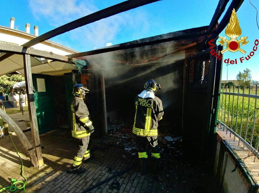 Il garage distrutto dalle fiamme (foto vigili del fuoco)